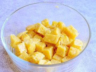 6、时蔬香炒馒头,馒头丁与鸡蛋液混合拌匀