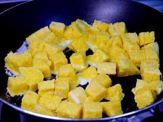 7、时蔬香炒馒头,油热，小火煎馒头丁