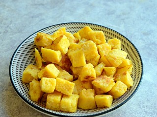 8、时蔬香炒馒头,煎至金黄，装盘备用