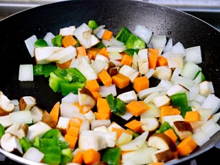 9、时蔬香炒馒头,再炒蔬菜至熟