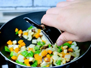 10、时蔬香炒馒头,加胡椒粉