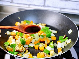 11、时蔬香炒馒头,加生抽炒匀即可