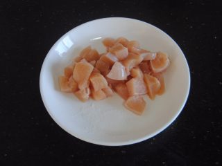 2、黑椒鸡米花,鸡胸肉洗净,吸干水分切成1.5cm大小的小方块