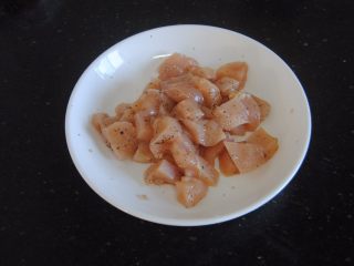 3、黑椒鸡米花,加入料酒,盐,黑胡椒粉腌制15分钟
