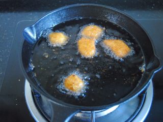 10、黑椒鸡米花,锅内的油表面稍冒热气的时候,放入肉,小火慢炸至深金黄即可