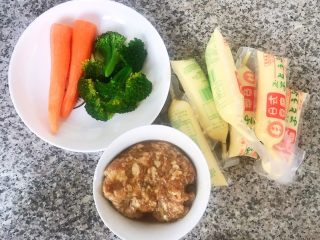 1、豆腐太阳花,准备原材料日本豆腐、胡萝卜、焯好水的西兰花、新鲜的猪肉馅放入一品鲜酱油和蚝油、盐、味精再放入葱姜末，猪肉馅搅拌均匀煨制30分钟入味即可