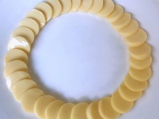 3、豆腐太阳花,日本豆腐切成0.5厘米厚度的片状摆在盘中