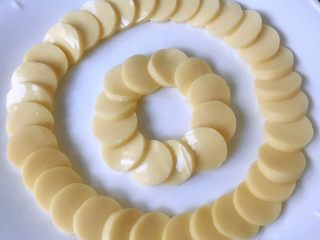 4、豆腐太阳花,在盘内侧再摆上一小圈豆腐