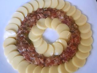 5、豆腐太阳花,煨制入味的鲜猪肉馅摆在两排豆腐的中间