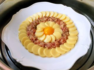 7、豆腐太阳花,放入蒸锅大火蒸12分钟