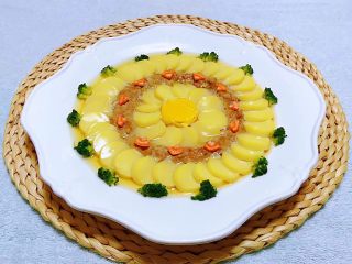 9、豆腐太阳花,胡萝卜切成小三角片和西兰花掐成小朵摆入盘中做装饰就大功告成咯