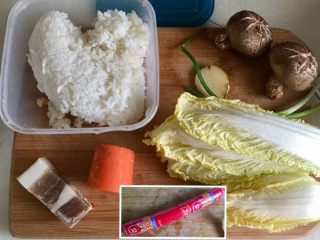 1、剩米饭的华丽转身➕香菇咸肉白菜粥,食材合照:剩米饭一碗,咸肉一块约75g,胡萝卜一小块,白菜叶数片,鲜香菇两小颗,姜一小块,小葱两根,拍完照又补充了一根王中王火腿肠(o^^o)