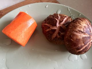 4、剩米饭的华丽转身➕香菇咸肉白菜粥,胡萝卜削皮、香菇去蒂清洗备用