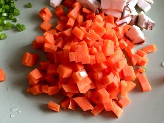 7、剩米饭的华丽转身➕香菇咸肉白菜粥,胡萝卜切小粒,备用