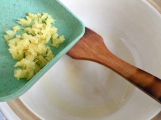 11、剩米饭的华丽转身➕香菇咸肉白菜粥,加入姜末煸香