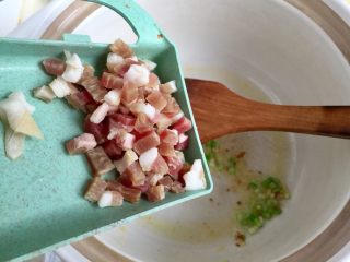 13、剩米饭的华丽转身➕香菇咸肉白菜粥,加入咸肉粒,煸香