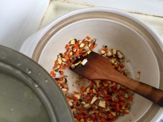 17、剩米饭的华丽转身➕香菇咸肉白菜粥,加入适量清水或高汤,这一碗米饭阿晨约加入1.8升水