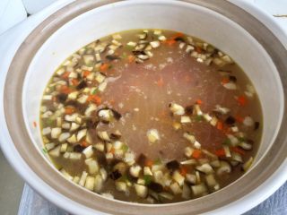 20、剩米饭的华丽转身➕香菇咸肉白菜粥,大火煮开,转小火加盖,炖煮25分钟,中间记得搅拌几次,以免粘锅