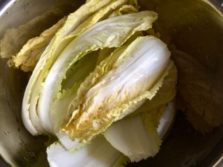 21、剩米饭的华丽转身➕香菇咸肉白菜粥,煮粥时我们来准备白菜,阿晨用的白菜芯,叶片清洗干净备用