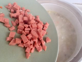 27、剩米饭的华丽转身➕香菇咸肉白菜粥,粥炖煮25分钟后,加入火腿肠