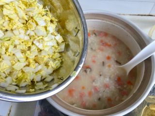 28、剩米饭的华丽转身➕香菇咸肉白菜粥,加入白菜