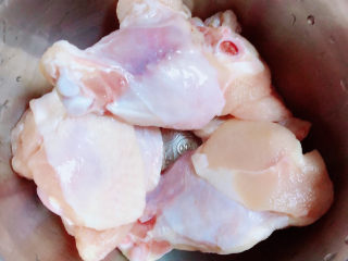 1、鸡肉山药粥,准备好鸡翅根。