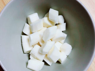 2、鸡肉山药粥,山药削去外皮，洗净切成小块待用。