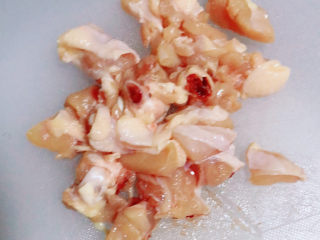 4、鸡肉山药粥,鸡肉切小块。