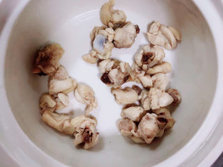 6、鸡肉山药粥,鸡肉块洗净放入砂锅中。