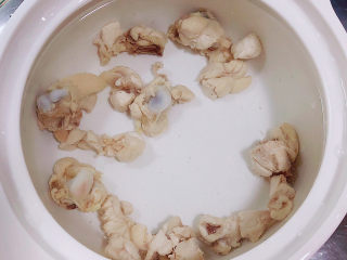 7、鸡肉山药粥,砂锅中倒入水，煮开锅。