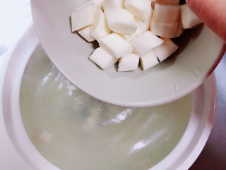 9、鸡肉山药粥,放入山药。