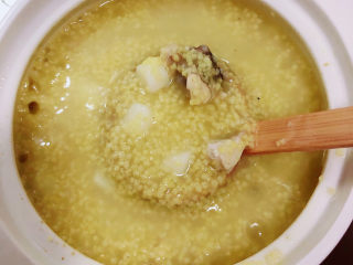 12、鸡肉山药粥,搅拌熬煮，避免糊锅底。