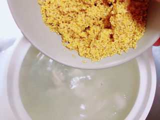 10、鸡肉山药粥,再放入小米，搅拌均匀，大火烧开锅，盖盖儿小火儿继续炖煮10分钟。