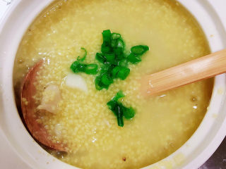 13、鸡肉山药粥,撒上少许香葱末。