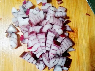 1、快手萝卜糕,洋葱清洗干净切成丁