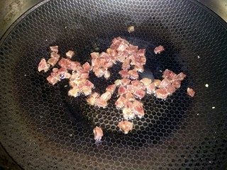 5、快手萝卜糕,腊肠切成丁，再热锅烧油，下腊肠丁煸炒出油