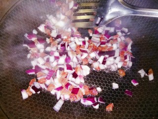 6、快手萝卜糕,再倒入洋葱丁继续翻炒