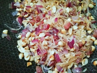 8、快手萝卜糕,撒一点盐，鸡精调味翻炒均匀即可