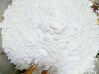 9、快手萝卜糕,准备一个干净的盆，把炒好的馅料盛起来，再倒入粘米粉和糯米粉