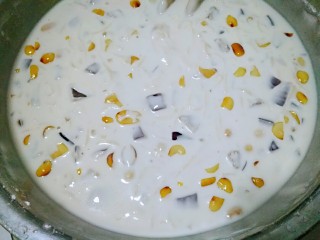 10、快手萝卜糕,加入适量的水，搅拌均匀，调成稀糊状