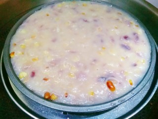 12、快手萝卜糕,再隔水盖上盖子蒸大概30分钟左右，要是面糊太厚的话，可以多蒸一会儿，以防里面没熟透，蒸好后关火盖盖子闷上十分钟左右再取出来