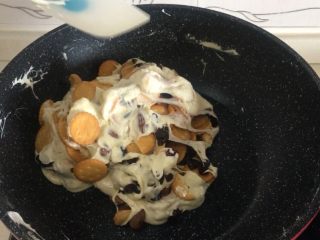 7、网红ins雪花酥,大致翻拌后的棉花糖饼干混合物