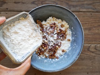 7、玉米粑粑,再加适量糯米粉。