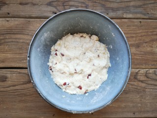 9、玉米粑粑,搅拌抓匀。