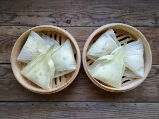 12、玉米粑粑,上锅隔水，大火煮开后中火蒸20分钟即可。