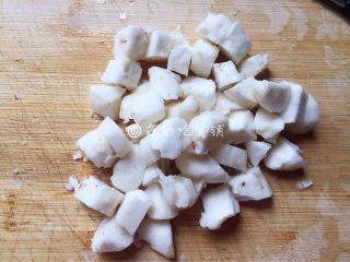 5、桂花马蹄雪梨糖水,马蹄也切成小块。