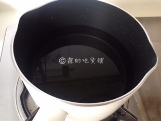 6、桂花马蹄雪梨糖水,锅里放入适量的水。