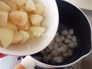 8、桂花马蹄雪梨糖水,香梨块也一起放入。
