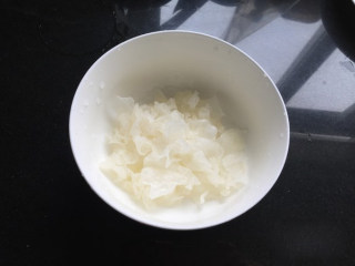 2、银耳百合雪梨汤,银耳泡发去根撕成小朵