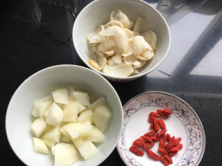 3、银耳百合雪梨汤,雪梨切块，百合泡发洗净，枸杞洗净